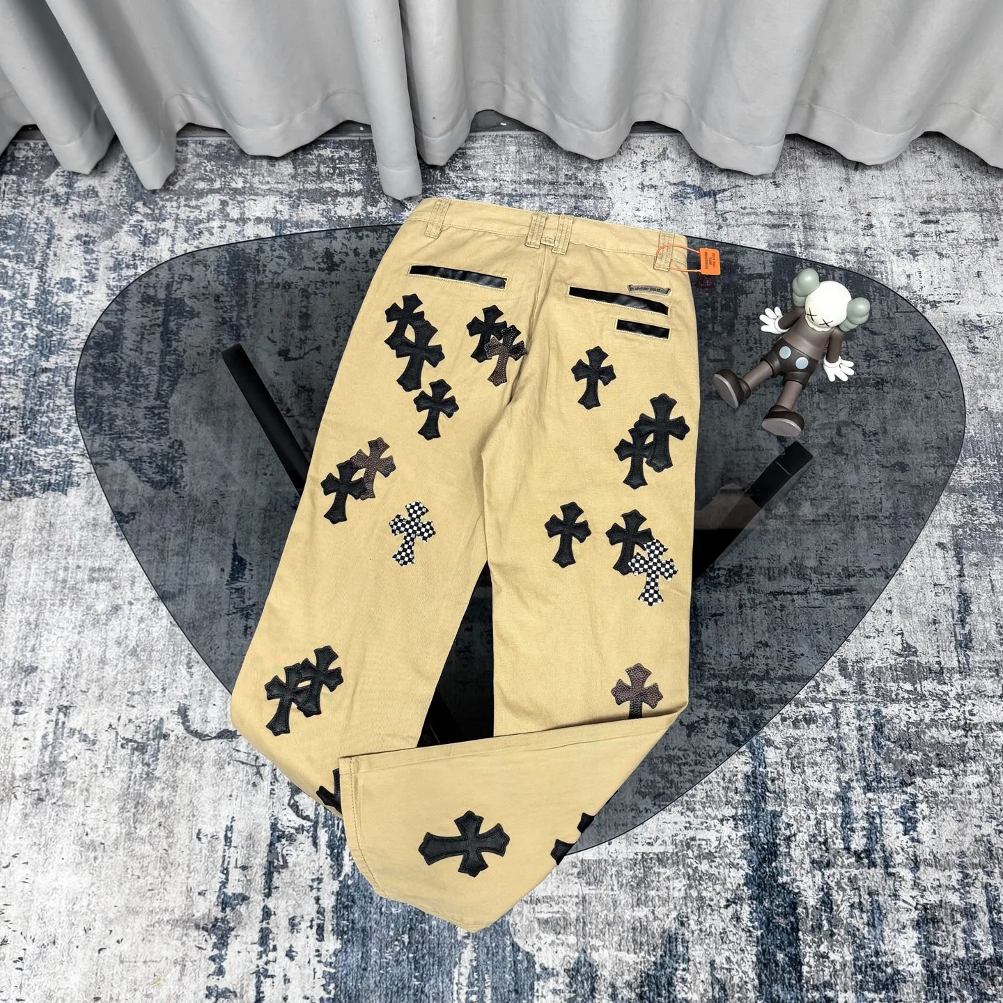P260 Chrome Hearts/Chrome Hearts camouflage checkerboard horsehair cross patch leather jeans - Full of exploring the ultimate in fashion, Chrome Hearts' new Chrome Hearts pants cleverly integrate camouflage cross, checkerboard horsehair cross and other elements to break traditional boundaries. The clever fusion of Mattyboy’s same style, overalls and khaki jeans brings endless matching inspiration to fashionistas.  This pair of Croxin overalls not only presents a unique retro style, but also combines comfort and sophistication with its wide-leg, loose design. The mid-high waist design matches a lazy and casual style, which not only makes the legs longer but also maintains a casual feel, it is a must-have fashion choice for trendy men and trendy women.  Khaki overalls are unique in leather matching and color selection, making them the leader among overalls. Chrome Hearts' khaki cross chino casual pants have a prince-like aristocratic feel. The pants have 40 panels of leather and full texture. The W34 size is perfectly presented and has become the focus of the forefront of fashion. Whether it's for daily wear or a trendy try, these pants can bring you an excellent fashion experience.  Color: Khaki Size: 28 30 32 34 corresponding size s-xl